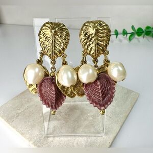 💜Vintage Gold Tone Leaf and Faux Pearl Dangle Earrings